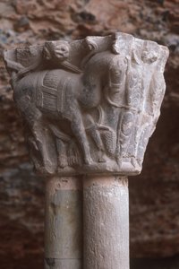 Ein Arkadenkapitell mit Skulptur eines Pferdes