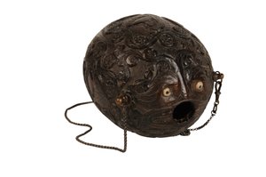 Geschnitzte Kokosnusspulverflasche Bugbear, Spanische Kolonialzeit, ca. 1800