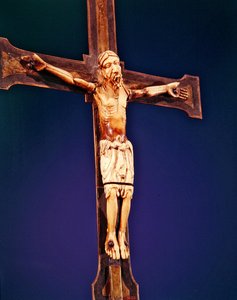 Kreuzigung, spätes 12. Jahrhundert (Elfenbein auf vergoldeter Bronze & Emaille) von Spanish School