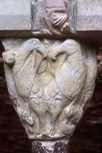 Detail eines Arkadenkapitells mit Skulptur von zwei Vögeln von Spanish School