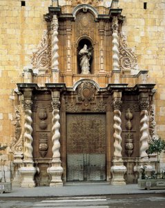 Detail der Fassade der Kirche San Bartolome, Benicarlo, Spanien, erbaut im 18. Jahrhundert (Foto)