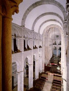 Innenraum der Kathedrale begonnen 1078 von Spanish School