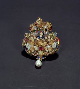 Schmuck: Diamantanhänger, Emaille auf Gold, Smaragd und Perle, darstellend Daniel in der Löwengrube. 1550-1600. Aus Spanien. Paris, Louvre