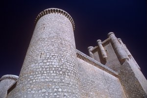 Ansicht eines Trommelturms und des Bergfrieds von unten von Spanish School