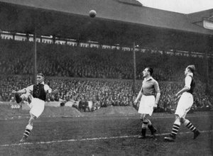 Akrobatik in einem Arsenal gegen Chelsea Spiel an der Stamford Bridge, London, ca. 1933-1938