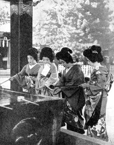 Japanische Frauen waschen sich die Hände vor dem Betreten eines Tempels, 1936