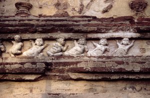 Relief, das Zwerge an der Außenseite des Thivanka Imaga Hauses darstellt von Sri Lankan