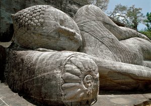 Das liegende Bild, das das Parinirvana des Buddha darstellt, Skulptur, Tempel von Gal Vihara. von Sri Lankan