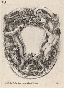 Kartusche unterstützt von Triton und Sirene