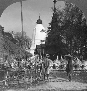 Eine schirmförmige Pagode, Bhamo, Burma, 1908 von Stereo Travel Co