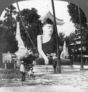 Buddha-Statue, Shwedagon-Pagode, Rangoon, Burma, 1908 von Stereo Travel Co