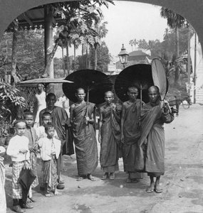 Buddhistische Mönche mit Sonnenschirmen und Fächern, Rangoon, Burma, 1908