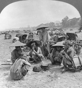 Karawane auf dem Weg nach China, Camping in Bhamo, Burma, 1908 von Stereo Travel Co