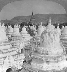 Blick über die 450 Pagoden in Mandalay, Burma, 1908 von Stereo Travel Co