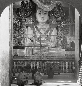 Marmor-Buddha in einer Pagode, Mandalay, Burma, 1908 von Stereo Travel Co