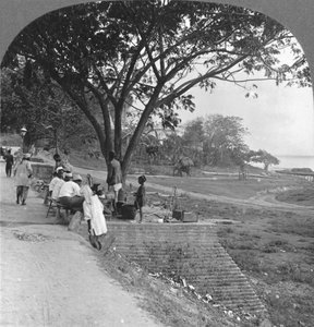 Flussufer und Ufer, Bhamo, Burma von Stereo Travel Co