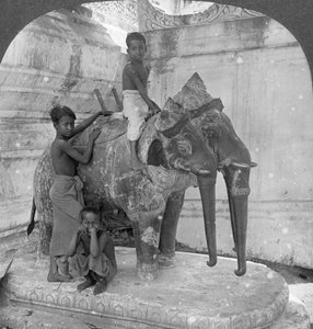 Dreiköpfiger Elefant bewacht ein Heiligtum, Arakan-Pagode, Mandalay, Burma, 1908