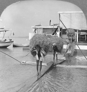 Entladen eines Schiffes am Irrawaddy-Fluss, Burma, 1908 von Stereo Travel Co