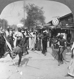 Junge Männer führen einen Schwerttanz auf, Burma, 1908 von Stereo Travel Co