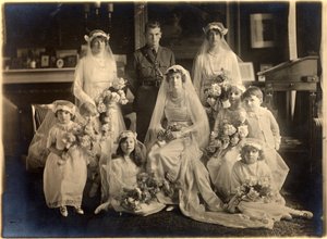 Gruppenhochzeitsfoto von Lady Blanche Cavendish und Colonel Ivan Murray, Guards Chapel, Lansdowne House, 21. April 1919 von Studio Lafayette