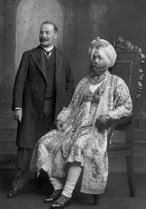 Maharaja Sir Ranbir Singh Bahadur von Jind mit einem britischen Beamten von Studio Lafayette