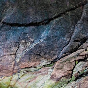 Bunter rissiger Felsen