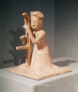 Sitzender Musiker, der eine Harfe spielt