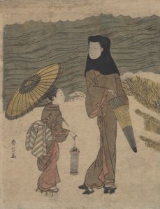 Dame mit schwarzer Kapuze und Regenschirm spaziert mit jungem Begleiter