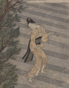 Junge Frau steigt Steintreppen zu einem Shinto-Tempel hinauf