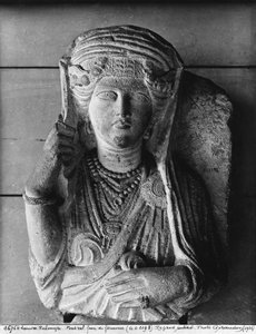 Grabrelief einer weiblichen Figur, aus Palmyra, Syrien
