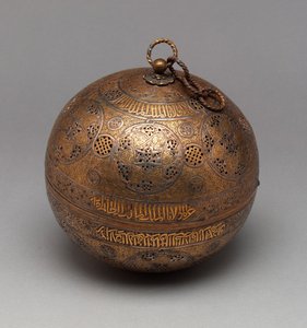 Durchbrochene Kugel, ca. 1300 (Messing mit Gold und Silber eingelegt)