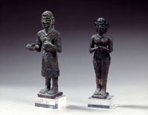Statuetten von Verehrern und Göttin in Bronze, aus Syrien 2300-2000 v. Chr. Paris, Louvre Museum von Syrian Syrian