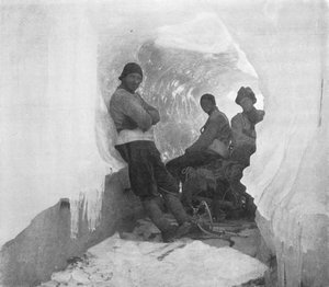 Die erste westliche Gruppe in einem natürlichen Eistunnel, ca. 1911 von T. Griffith Taylor