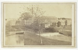 Ohne Titel (Fluss mit Wasserfällen und Fabrikgebäude)