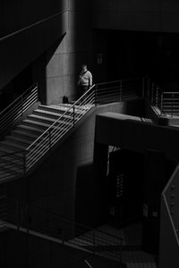 Einsamer Mann auf Treppen von Takumi Hiura