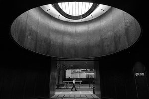 Einsamer Spaziergang Moderne Architektur