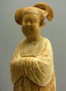 Bemalte und vergoldete Töpferware, weibliche Figur, Tang-Dynastie (618-907), Shanghai Nationalmuseum. Fotografie, Leonard de Selva, China, 2006