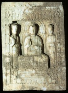 Stele, die den Buddha umgeben von seinen zwei Begleitern darstellt, 618-907 (Kalkstein)