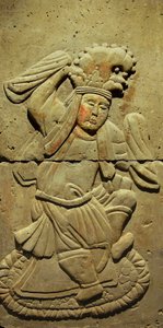 Terrakotta-Stele mit Tänzerin, Tang-Dynastie (618-907), entdeckt in der Provinz Shaanxi, Stelenwald-Museum in Xian. Fotografie, Leonard de Selva, China, 2006.