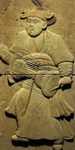 Terrakotta-Stele mit Musiker, Tang-Dynastie (618-907), entdeckt in der Provinz Shaanxi, Stelenwald-Museum in Xian. Fotografie, Leonard de Selva, China, 2006. von Tang Dynasty Chinese School