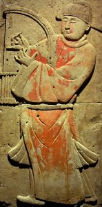 Terrakotta-Stele mit Musiker, Tang-Dynastie (618-907), entdeckt in der Provinz Shaanxi, Stelenwald-Museum in Xian. Fotografie, Leonard de Selva, China, 2006. von Tang Dynasty Chinese School