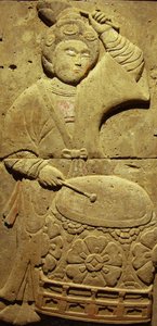 Terrakotta-Stele mit Musiker, Tang-Dynastie (618-907), entdeckt in der Provinz Shaanxi, Stelenwald-Museum in Xian. Fotografie, Leonard de Selva, China, 2006. von Tang Dynasty Chinese School