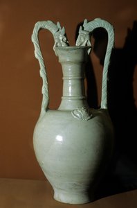 Vase mit weißer Glasur, Doppel-Drachen-Griffen, dekoriert mit Blumenreliefs am Bauch, 618-907