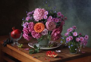 Herbstblumen und Früchte