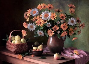 Herbstblumen und Früchte