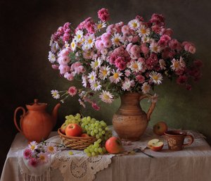 Reich gedeckter Herbsttisch von Tatyana Skorokhod