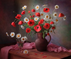 Rustikaler Mohn-Gänseblümchenstrauß von Tatyana Skorokhod
