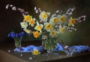 Frühlings-Narzissen-Arrangement von Tatyana Skorokhod