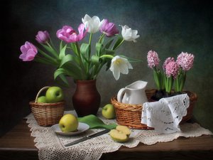 Frühlingsblumen und Äpfel
