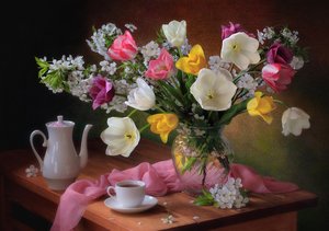 Frühlings-Tulpen und Tee von Tatyana Skorokhod